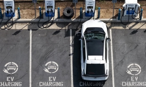 Xung đột năng lượng đẩy xe điện 