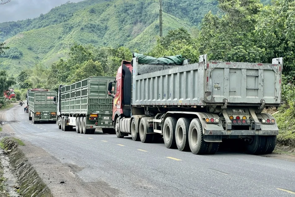 Xe tải lưu thông qua quốc lộ 15D tại Quảng Trị. Ảnh: Hữu Tiến