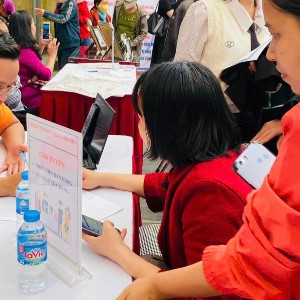 Doanh nghiệp phỏng vấn tuyển dụng lao động là người khuyết tật tại Sàn việc làm Hà Nội. Ảnh: Nhật Dương.