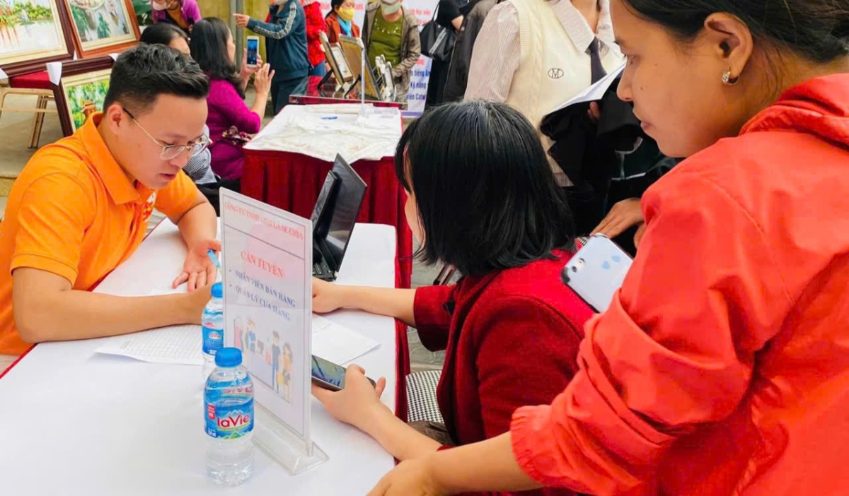 Doanh nghiệp phỏng vấn tuyển dụng lao động là người khuyết tật tại Sàn việc làm Hà Nội. Ảnh: Nhật Dương.