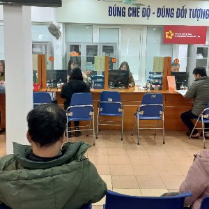 Lao động làm thủ tục hưởng trợ cấp thất nghiệp. Ảnh: Phúc Minh.