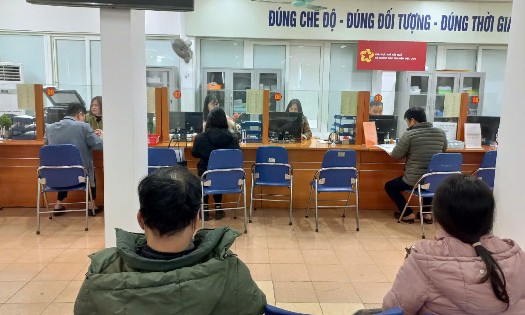 Lao động làm thủ tục hưởng trợ cấp thất nghiệp. Ảnh: Phúc Minh.