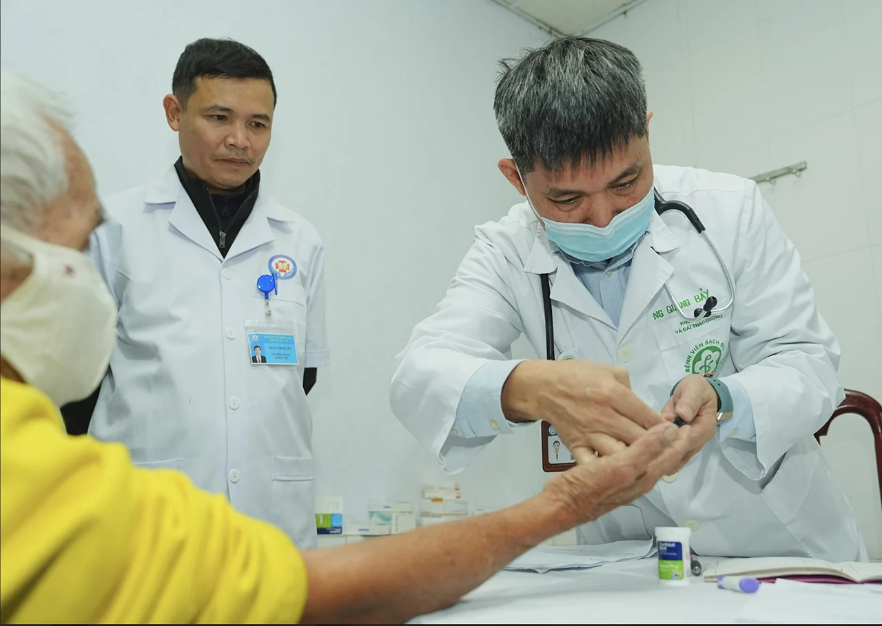 TS.BS. Nguyễn Quang Bảy, Trưởng khoa Nội tiết và Đái tháo đường, Bệnh viện Bạch Mai, khám cho bệnh nhân.