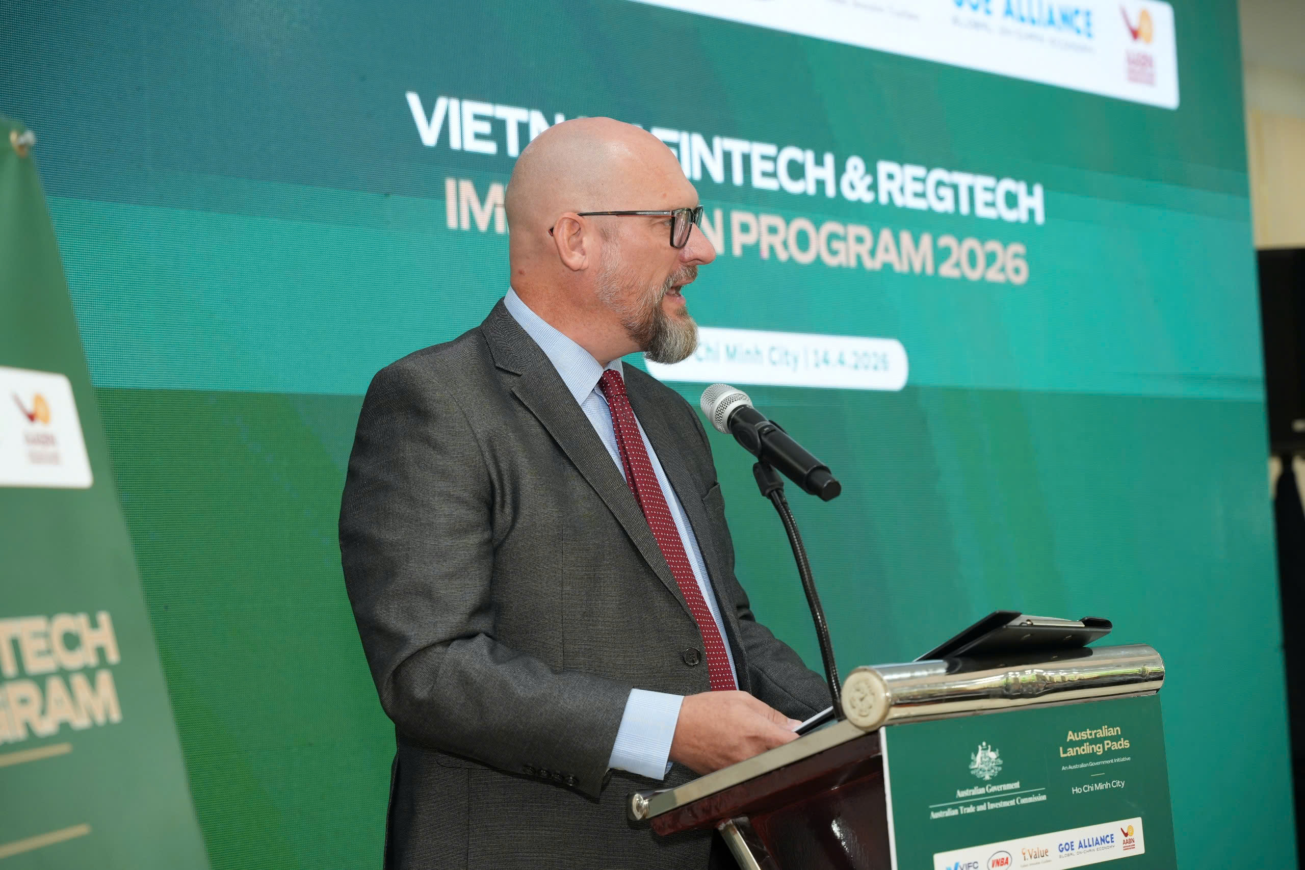 Ông Rich McClellan, Giám đốc Điều hành Trung tâm Tài chính Quốc tế Việt Nam tại TP. Hồ Chí Minh, chia sẻ tại sự kiện. (Ảnh: Austrade)