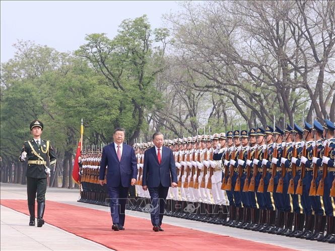 Tổng Bí thư, Chủ tịch nước Tô Lâm và Tổng Bí thư, Chủ tịch nước Trung Quốc Tập Cận Bình duyệt Đội danh dự Quân giải phóng Nhân dân Trung Quốc. Ảnh: TTXVN