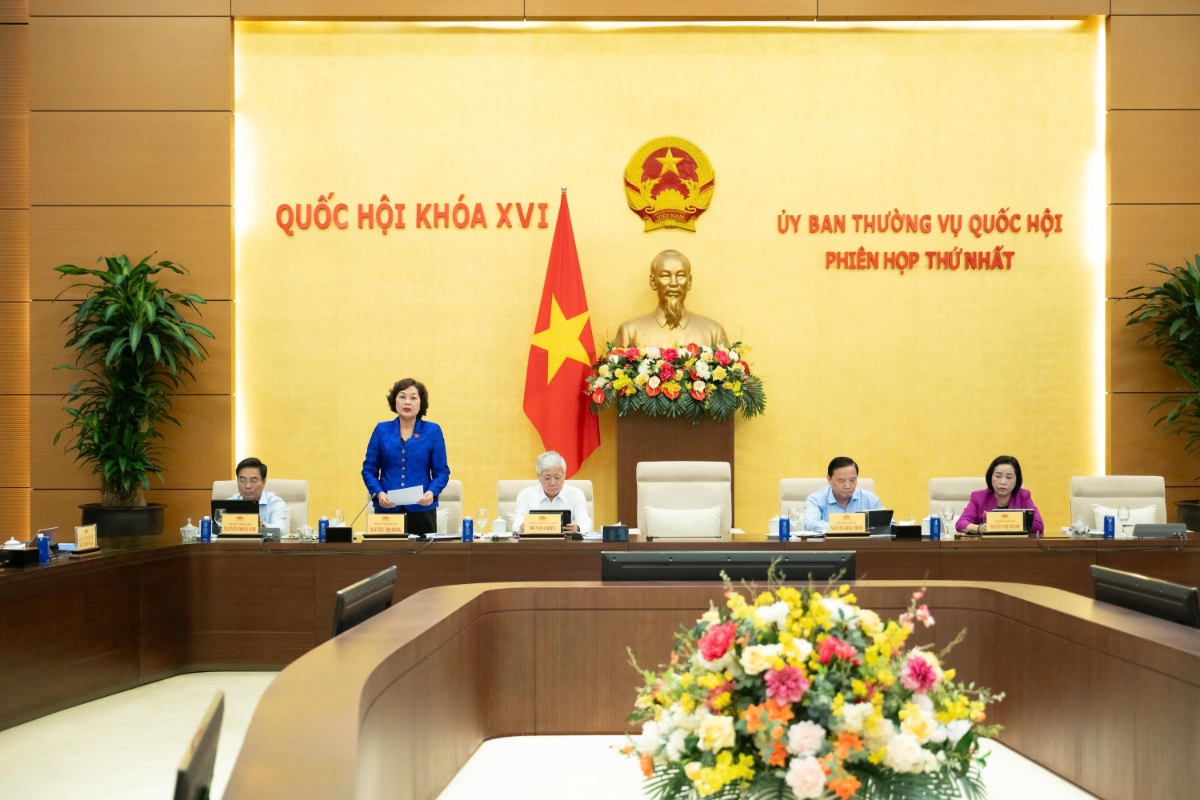 Phó Chủ tịch Quốc hội Nguyễn Thị Hồng điều hành phiên họp.&nbsp;Ảnh: Quốc hội.