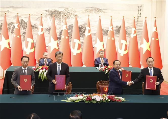 Lễ ký Bản Ghi nhớ về hợp tác giáo dục nghề nghiệp giữa Bộ Giáo dục và Đào tạo Việt Nam với Bộ Giáo dục Trung Quốc và ký Bản ghi nhớ về hợp tác trong lĩnh vực công nghệ số giữa Bộ Khoa học và Công nghệ Việt Nam với Bộ Công nghiệp và Công nghệ thông tin Trung Quốc. Ảnh: TTXVN