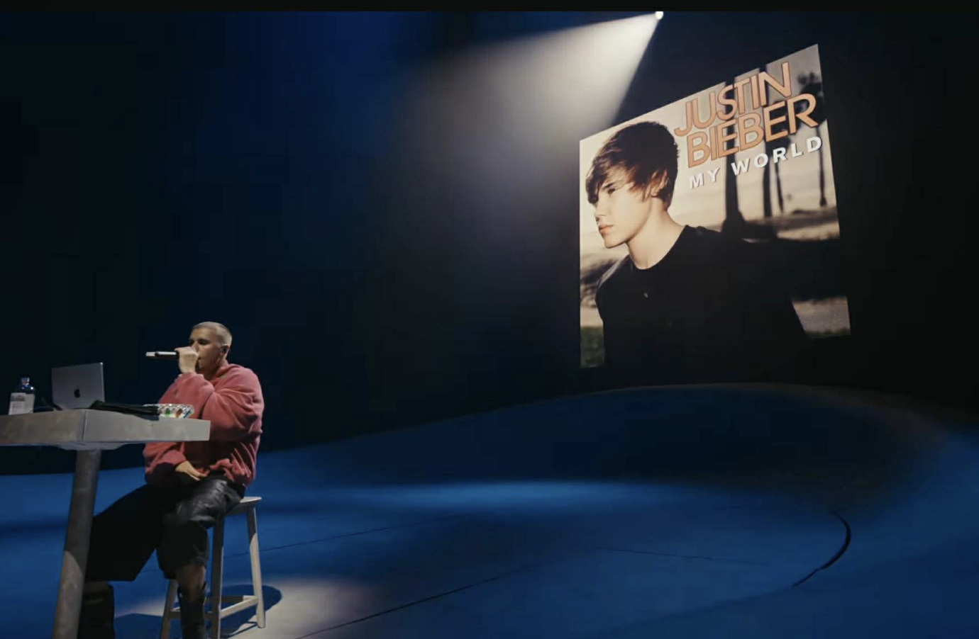 Tại Coachella 2026, Justin Bieber đánh dấu màn trở lại sân khấu lớn sau nhiều năm bằng một màn biểu diễn tối giản và thiên về cảm xúc.