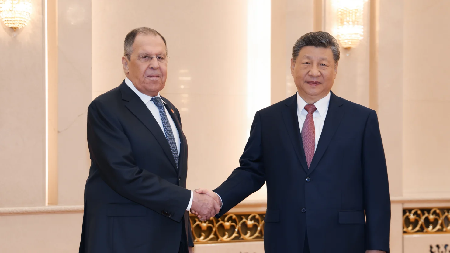 Ngoại trưởng Nga Sergei Lavrov (trái) gặp Chủ tịch Trung Quốc Tập Cận Bình (phải) tại Bắc Kinh ngày 15/4/2026 - Ảnh: Getty/CNBC.