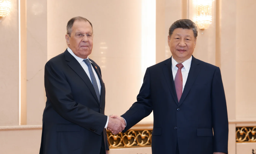 Ngoại trưởng Nga Sergei Lavrov (trái) gặp Chủ tịch Trung Quốc Tập Cận Bình (phải) tại Bắc Kinh ngày 15/4/2026 - Ảnh: Getty/CNBC.