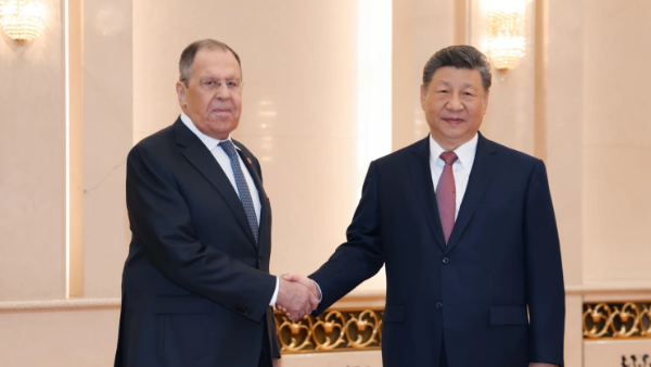 Ngoại trưởng Nga Sergei Lavrov (trái) gặp Chủ tịch Trung Quốc Tập Cận Bình (phải) tại Bắc Kinh ngày 15/4/2026 - Ảnh: Getty/CNBC.
