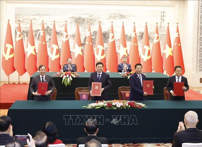Lễ ký Bản ghi nhớ hợp tác giữa Ban Tổ chức Trung ương Đảng Cộng sản Việt Nam và Ban Tổ chức Trung ương Đảng Cộng sản Trung Quốc và ký Bản ghi nhớ giữa Bộ Xây dựng Việt Nam và Ủy ban Phát triển và Cải cách Quốc gia Trung Quốc về triển khai hợp tác đào tạo đường sắt để tăng cường năng lực cho nhân lực đường sắt Việt Nam. Ảnh:&nbsp; TTXVN