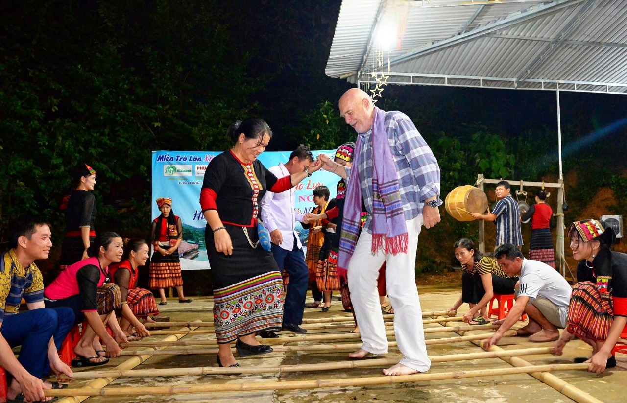 Khách du lịch châu Âu tham gia một hoạt động văn hóa ở miền Tây Nghệ An. Ảnh: Thành Cường