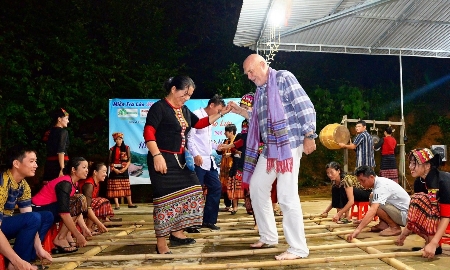 Khách du lịch châu Âu tham gia một hoạt động văn hóa ở miền Tây Nghệ An. Ảnh: Thành Cường