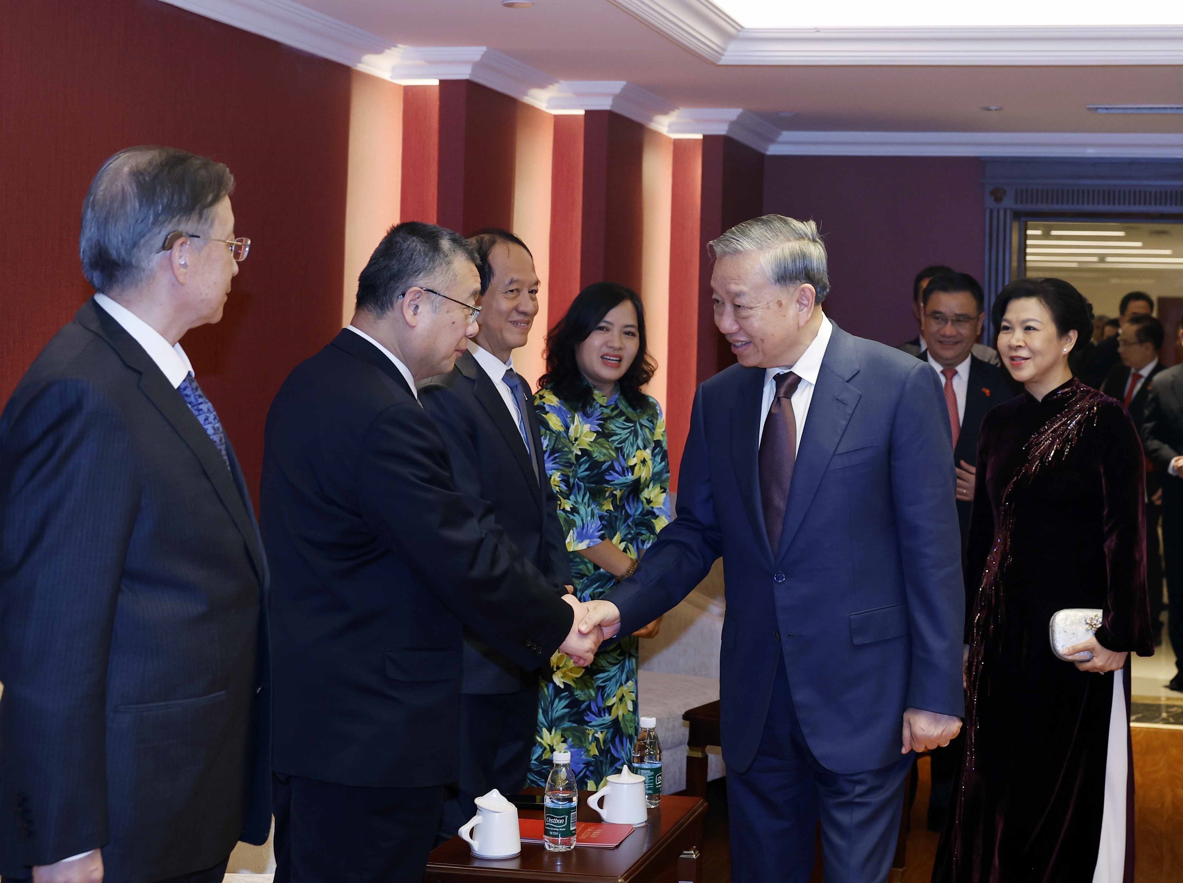 Tổng Bí thư, Chủ tịch nước Tô Lâm và Phu nhân gặp mặt thân nhân các tướng lĩnh, chuyên gia, nhân sĩ hữu nghị Việt Nam – Trung Quốc. Ảnh: TTXVN