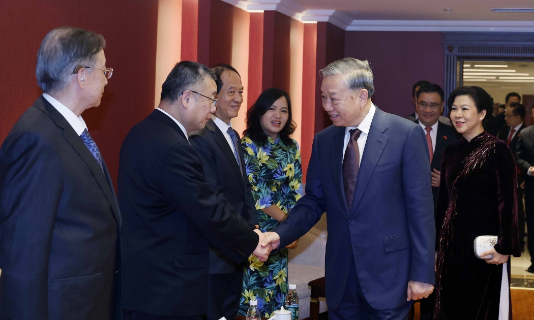 Tổng Bí thư, Chủ tịch nước Tô Lâm và Phu nhân gặp mặt thân nhân các tướng lĩnh, chuyên gia, nhân sĩ hữu nghị Việt Nam – Trung Quốc. Ảnh: TTXVN