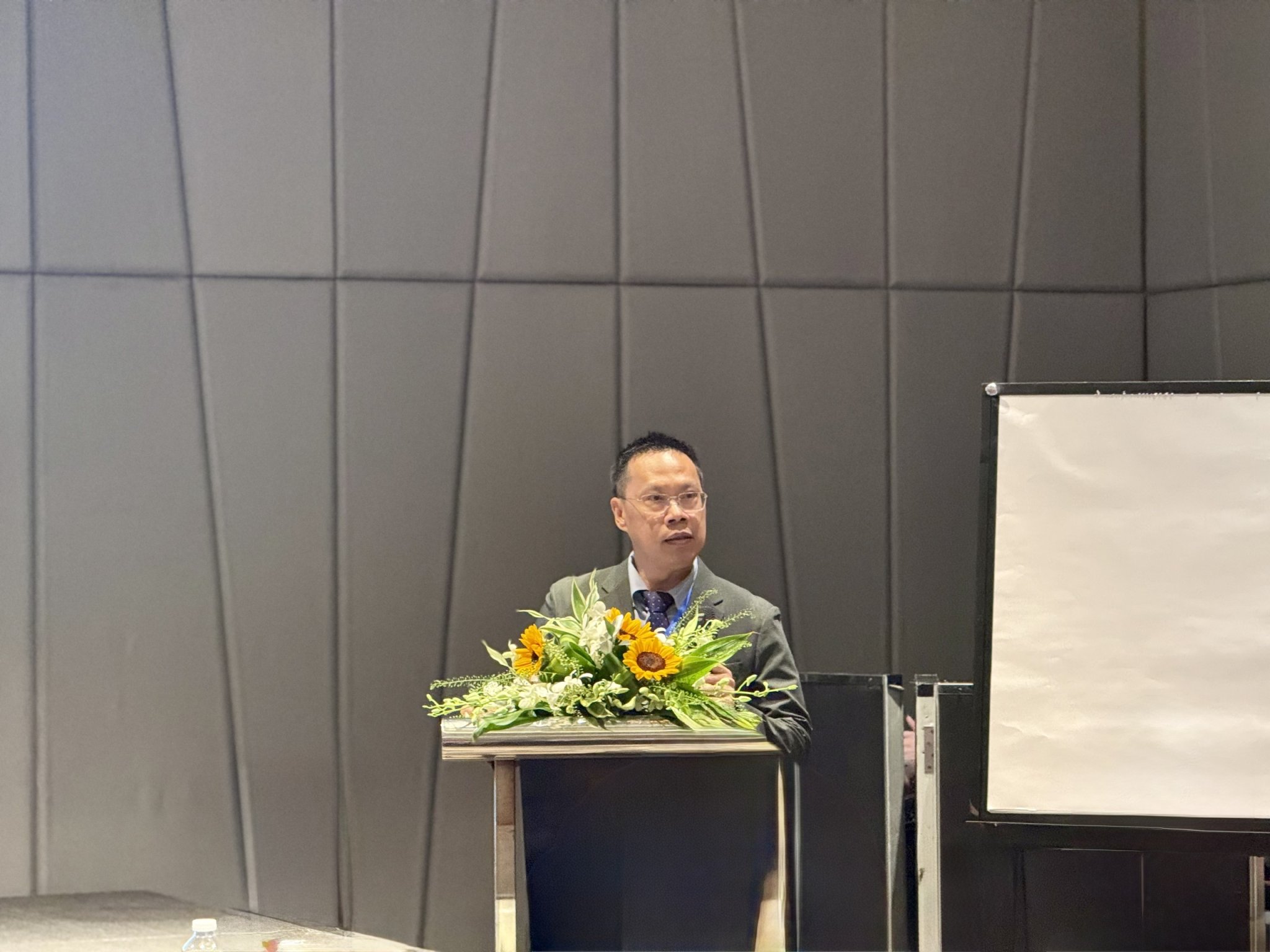 TS. Huỳnh Vũ Đạt Khoa, Giám đốc Mạng lưới Năng lượng  Biển AVSE Global, đồng thời là Cố vấn cao cấp tại Viện Địa kỹ thuật Na Uy, phát biểu tại hội thảo.