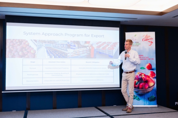 Ông Michael Thurlow, Đại diện Mountain View Fruit, trình bày về phương pháp tiếp cận có hệ thống.