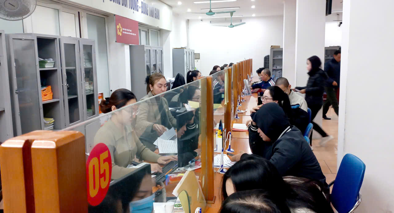 Người lao động làm thủ tục hưởng bảo hiểm thất nghiệp tại Trung tâm Dịch vụ việc làm Hà Nội. Ảnh: Nhật Dương.