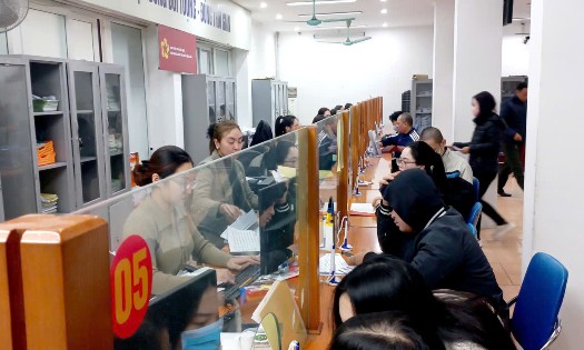 Người lao động làm thủ tục hưởng bảo hiểm thất nghiệp tại Trung tâm Dịch vụ việc làm Hà Nội. Ảnh: Nhật Dương.