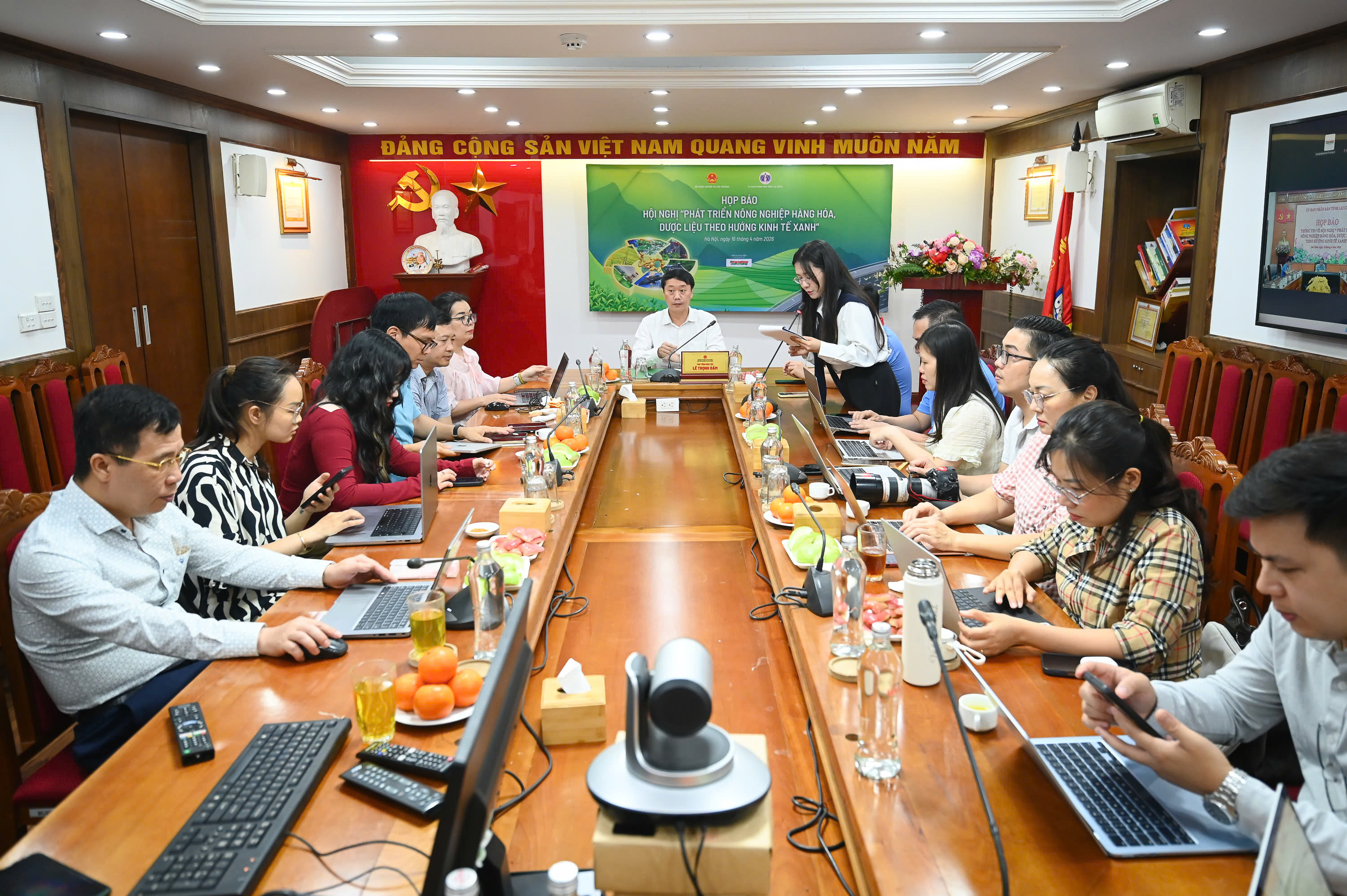 Quang cảnh họp báo.