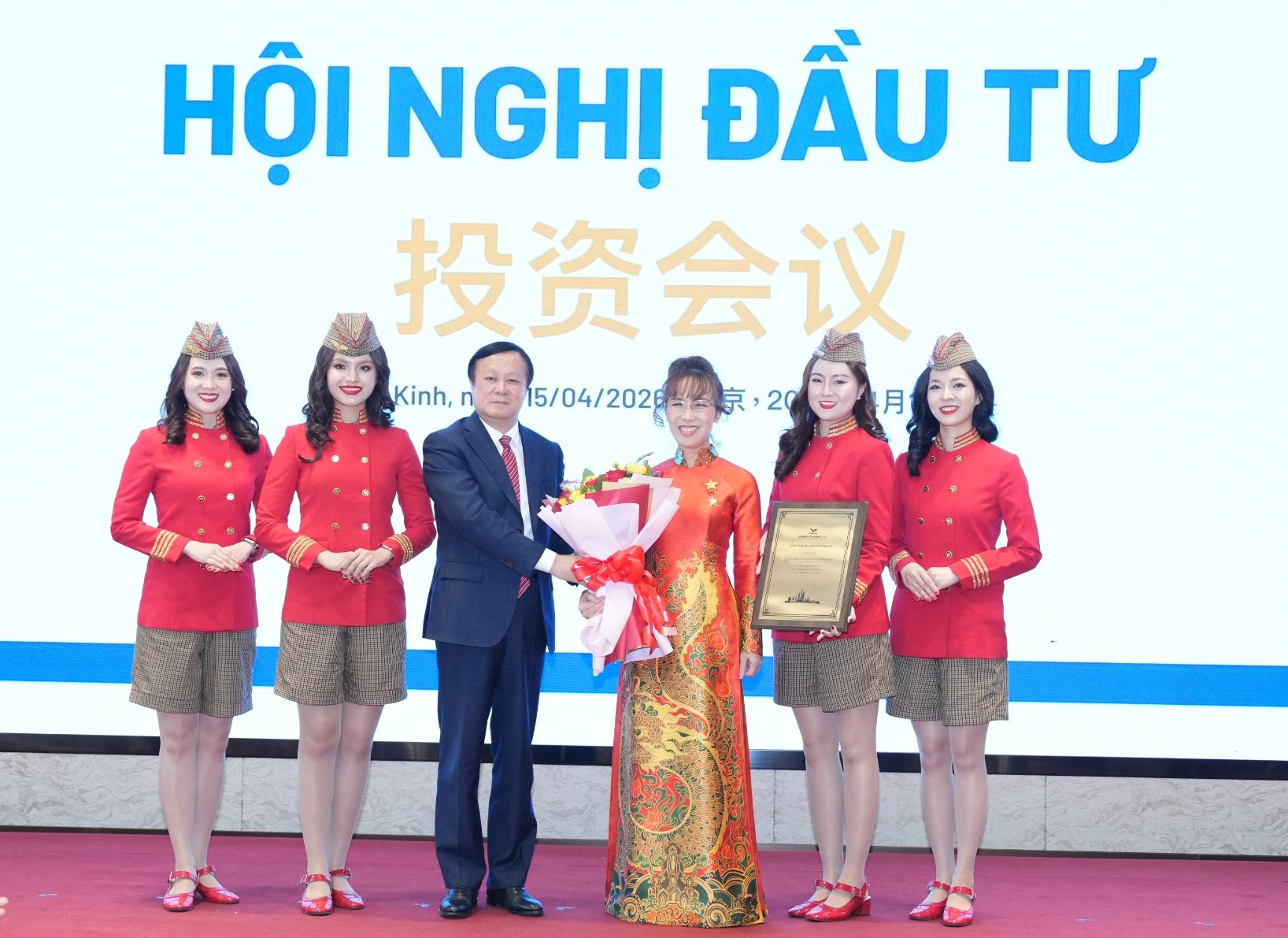 Ông Hà Đông Phong, Chủ tịch COMAC trao bằng Giáo sư cho Tiến sĩ Nguyễn Thị Phương Thảo, Chủ tịch Vietjet. Ảnh: Vietjet.