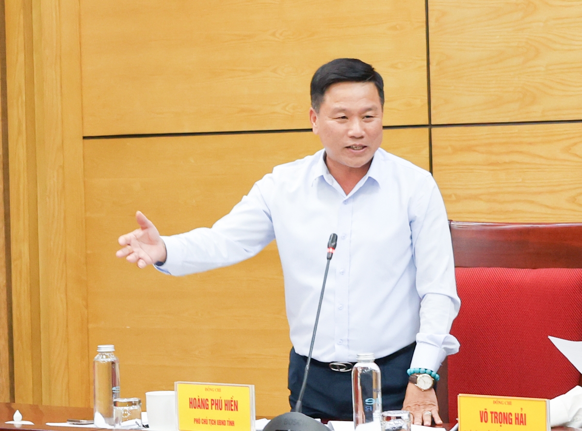 Phó Chủ tịch UBND tỉnh Nghệ An Hoàng Phú Hiền yêu cầu&nbsp;Ban Quản lý dự án công trình giao thông tỉnh&nbsp;dự án hoàn thiện việc cắm lại mốc, phê duyệt dự án, đánh giá tác động môi trường… nhằm đảm bảo tiến độ chung của toàn dự án