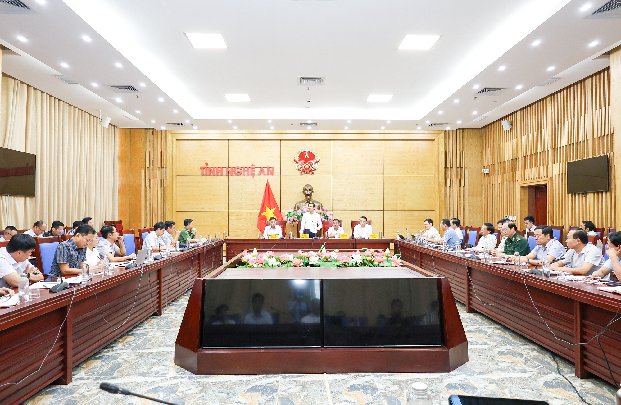 Quang cảnh cuộc họp