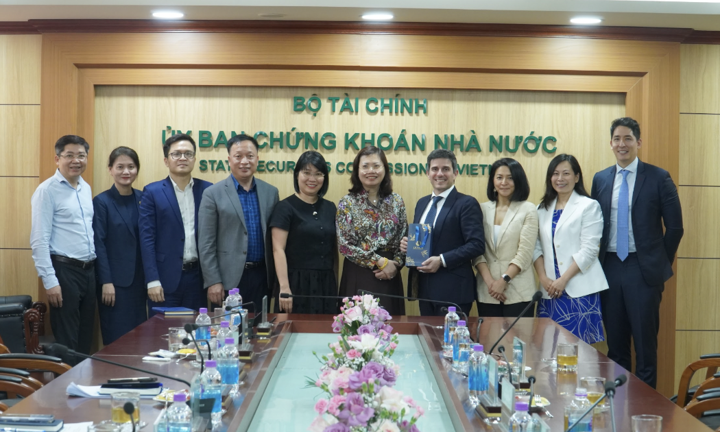 Chiều ngày 15/4/2026, tại trụ sở Uỷ ban Chứng khoán Nhà nước, Chủ tịch Uỷ ban Chứng khoán Nhà nước Vũ Thị Chân Phương đã có buổi tiếp và làm việc với đoàn công tác của FTSE Russell.