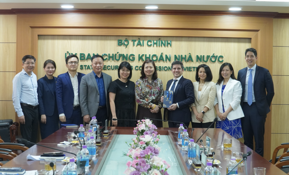 Chiều ngày 15/4/2026, tại trụ sở Uỷ ban Chứng khoán Nhà nước, Chủ tịch Uỷ ban Chứng khoán Nhà nước Vũ Thị Chân Phương đã có buổi tiếp và làm việc với đoàn công tác của FTSE Russell. 