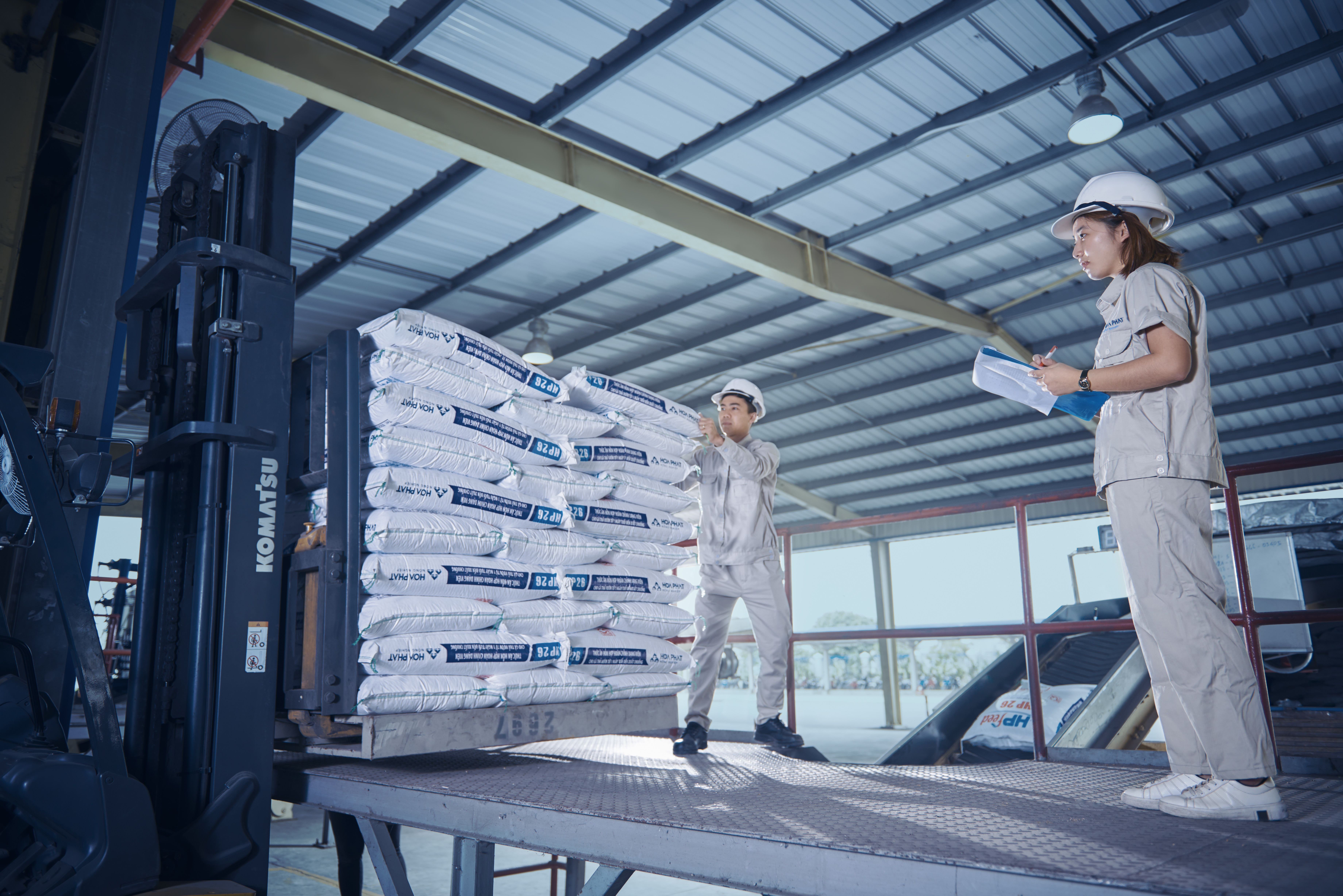 Thức ăn chăn nuôi Hòa Phát thực hiện 2 đợt điều chỉnh vào các ngày 21/3 và 8/4/2026, mỗi đợt điều chỉnh trễ hơn thị trường chung khoảng một tuần nhằm chia sẻ một phần áp lực chi phí với khách hàng. Ảnh: Hòa Phát.