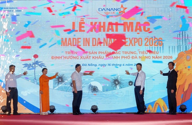 Lãnh đạo thành phố Đà Nẵng thực hiện nghithwcs khai mạc Triển lãm.