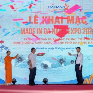 Lãnh đạo thành phố Đà Nẵng thực hiện nghithwcs khai mạc Triển lãm.