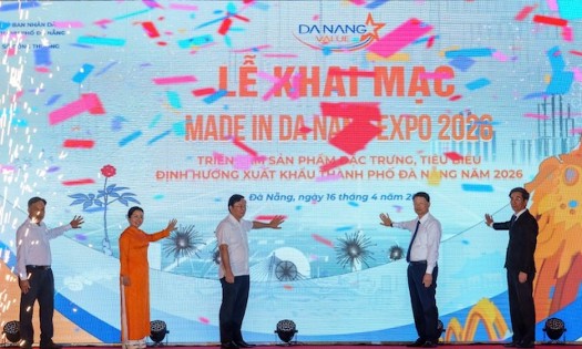 Lãnh đạo thành phố Đà Nẵng thực hiện nghithwcs khai mạc Triển lãm.