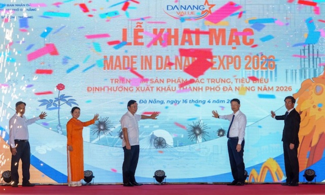 Lãnh đạo thành phố Đà Nẵng thực hiện nghithwcs khai mạc Triển lãm.