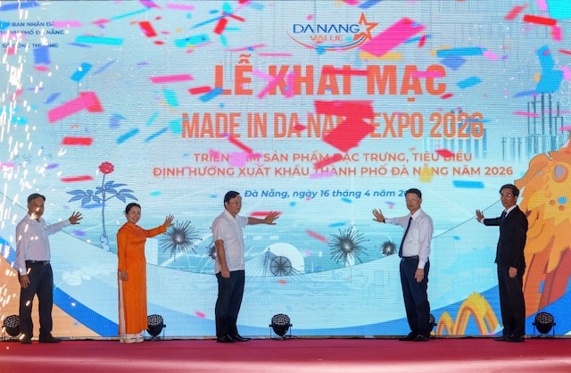 Lãnh đạo thành phố Đà Nẵng thực hiện nghithwcs khai mạc Triển lãm.