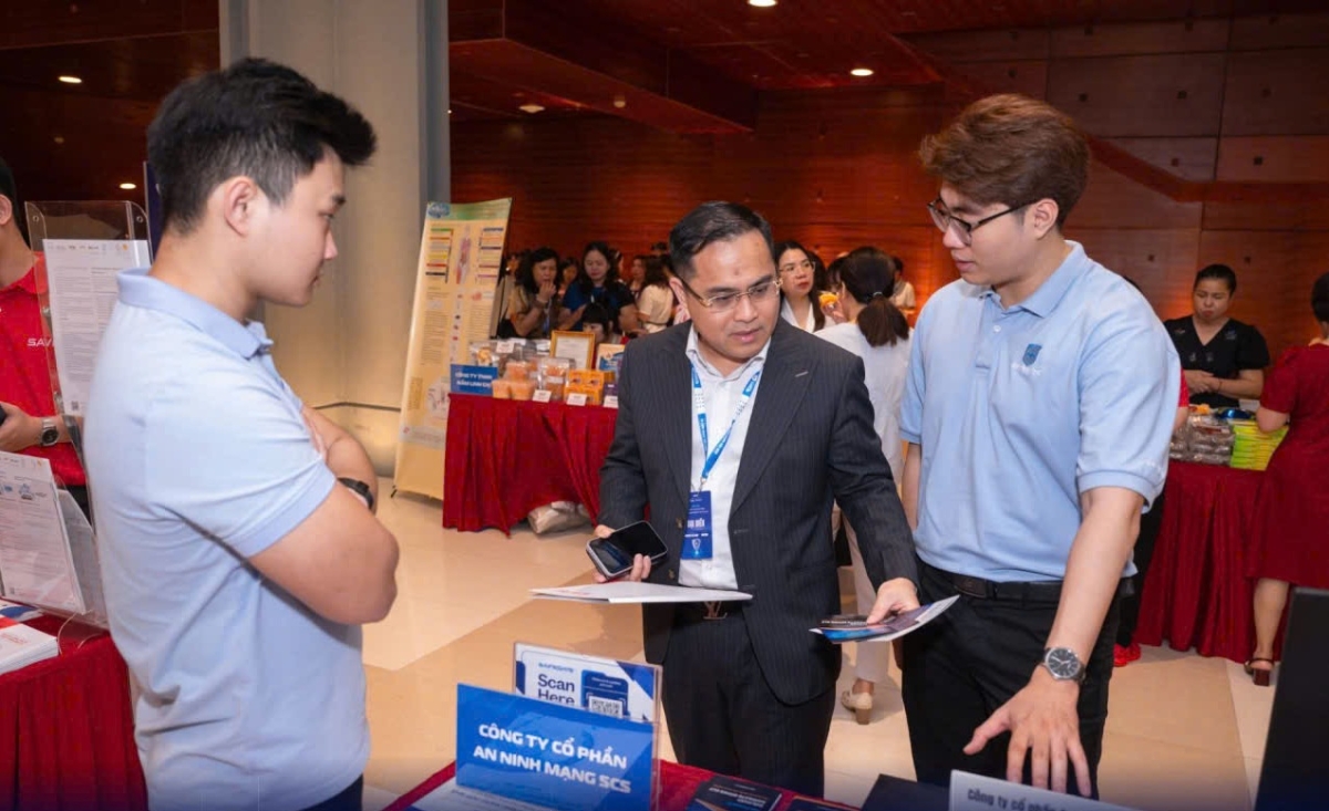 Doanh nghiệp tìm hiểu về các giải pháp bảo vệ an ninh mạng tại sự kiện. Ảnh: SCS