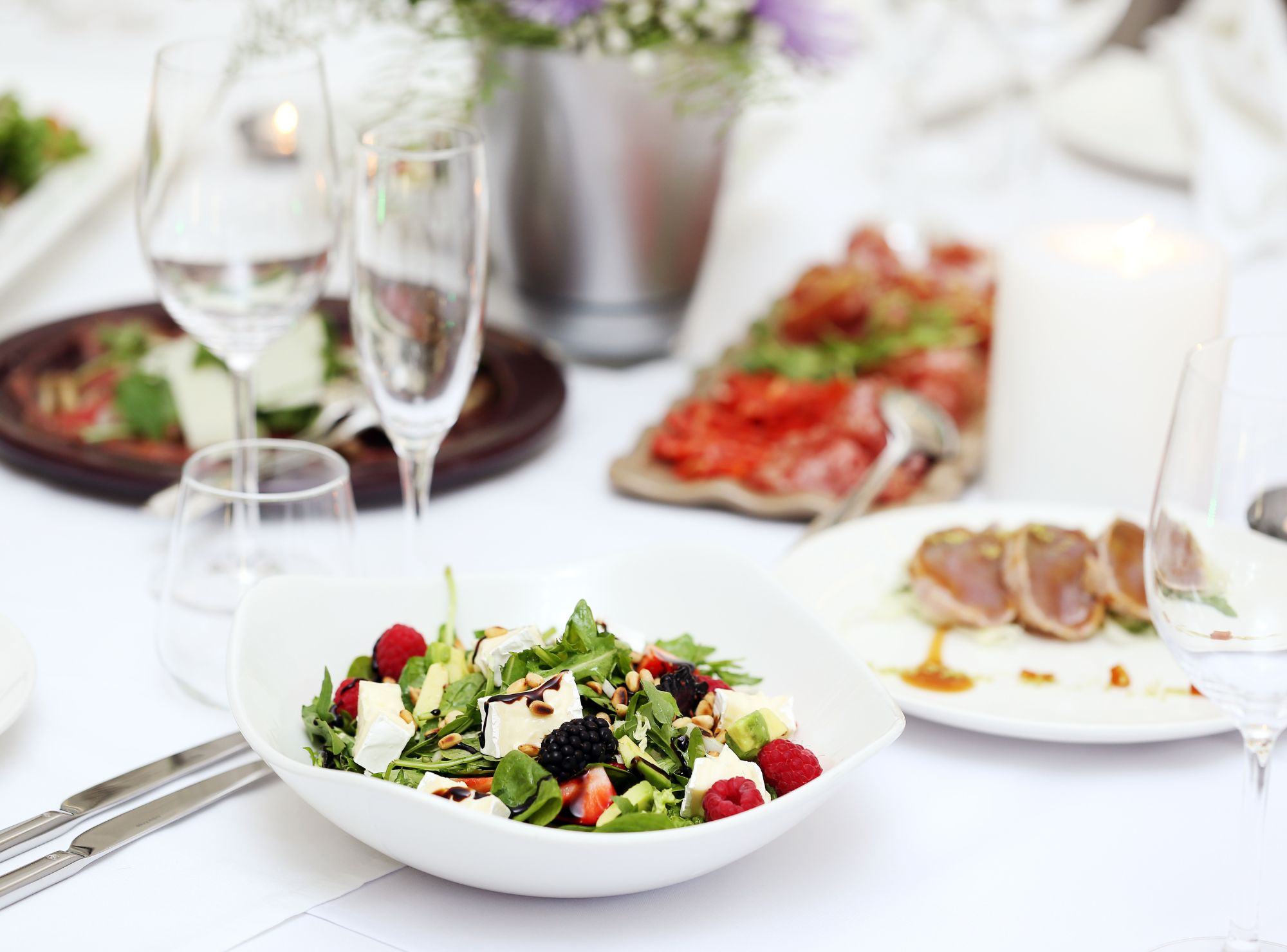 Các cửa hàng salad, nước ép lạnh, đồ ăn 'healthy' phát triển nhanh tại các đô thị lớn.