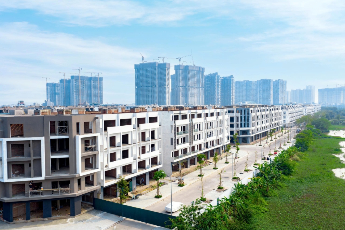 Các dãy shophouse trên trục đường rộng 22m sẵn sàng bàn giao quý 2/2026.&nbsp;Ảnh:&nbsp;Hanoi Oriental.