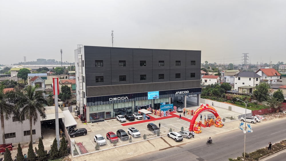 Với quy mô hơn 5.000m2, đây hiện là nhà phân phối có quy mô lớn nhất của Omoda & Jaecoo tại khu vực miền Bắc, đóng vai trò như một trung tâm trải nghiệm SUV công nghệ toàn diện cho khách hàng trong khu vực.