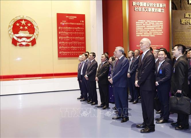 Tổng Bí thư, Chủ tịch nước Tô Lâm và Đoàn đại biểu cấp cao Việt Nam đã đến thăm Bảo tàng Lịch sử Đảng Cộng sản Trung Quốc. Ảnh: TTXVN