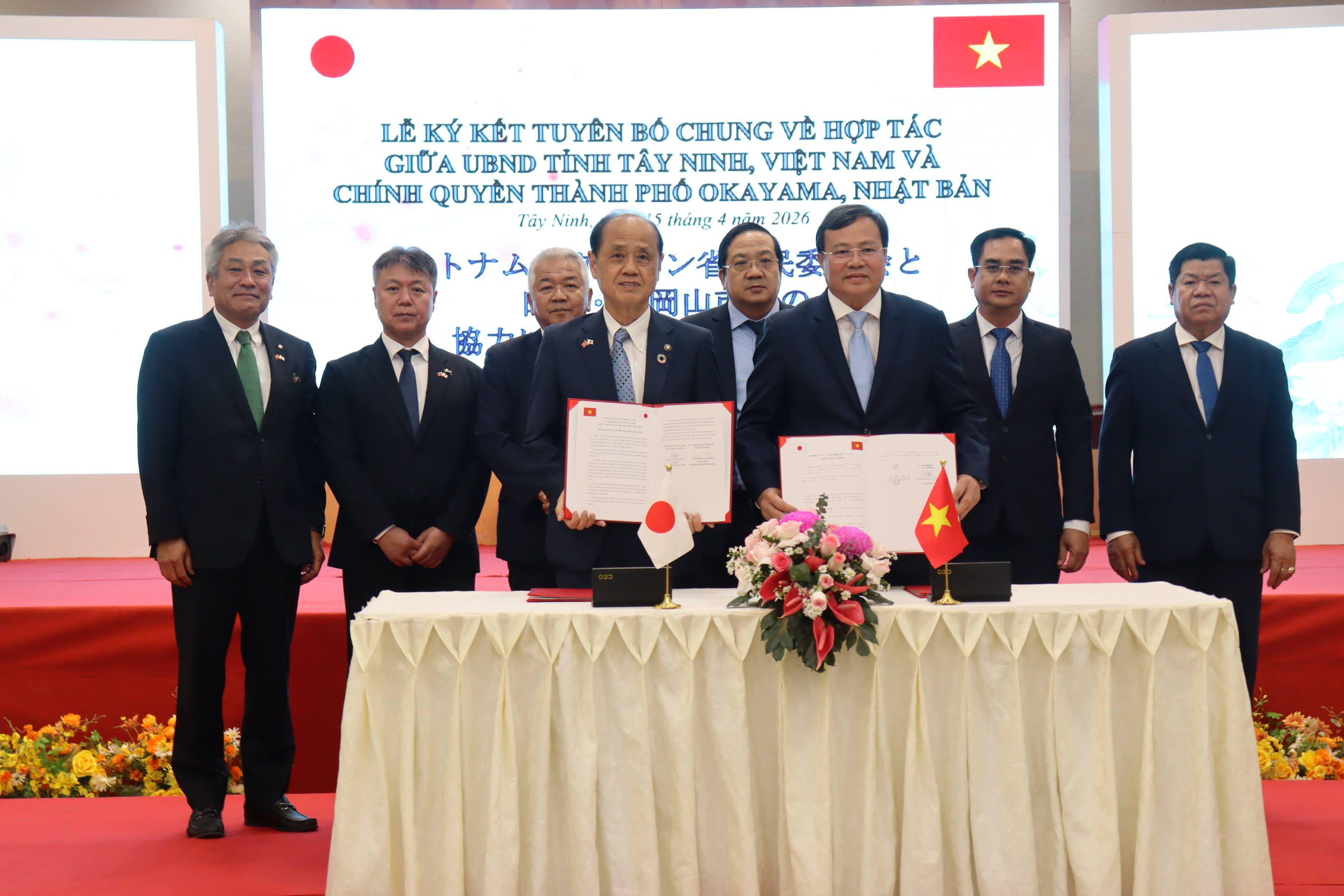 Chủ tịch UBND tỉnh Tây Ninh Lê Văn Hẳn và Thị trưởng Thành phố Okayama(Nhật Bản) ký kết thỏa thuận hợp tác, đánh dấu bước phát triển mới trong quan hệ giữa hai địa phương. (Ảnh: UBND tỉnh Tây Ninh)