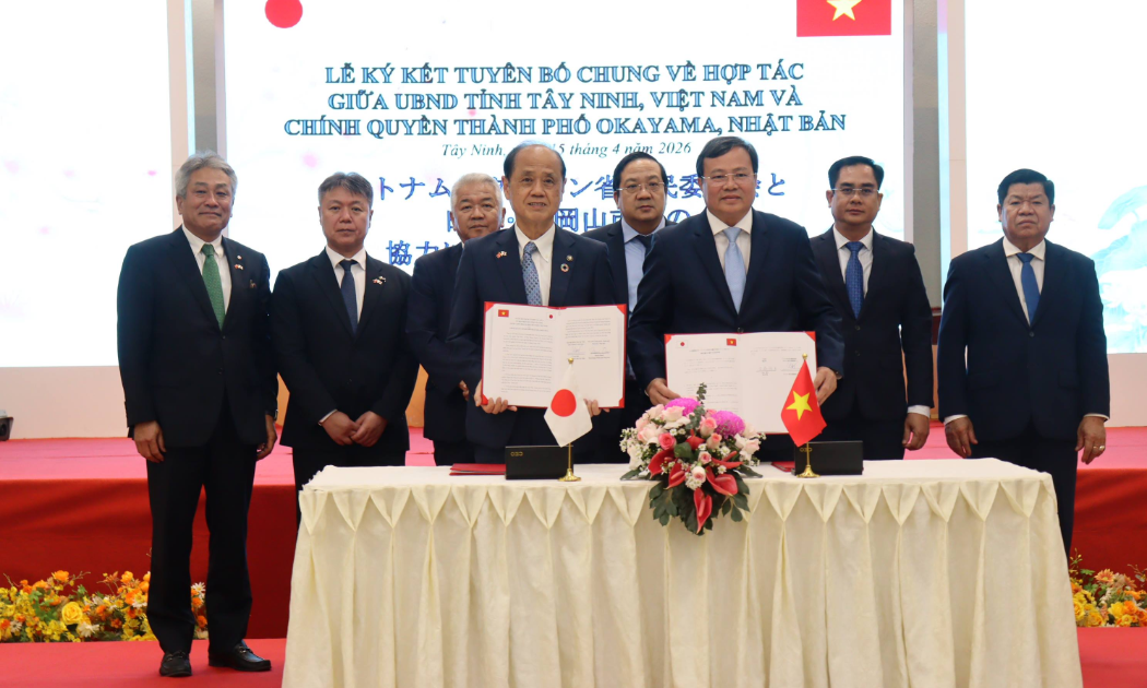 Chủ tịch UBND tỉnh Tây Ninh Lê Văn Hẳn và Thị trưởng Thành phố Okayama(Nhật Bản) ký kết thỏa thuận hợp tác, đánh dấu bước phát triển mới trong quan hệ giữa hai địa phương. (Ảnh: UBND tỉnh Tây Ninh)