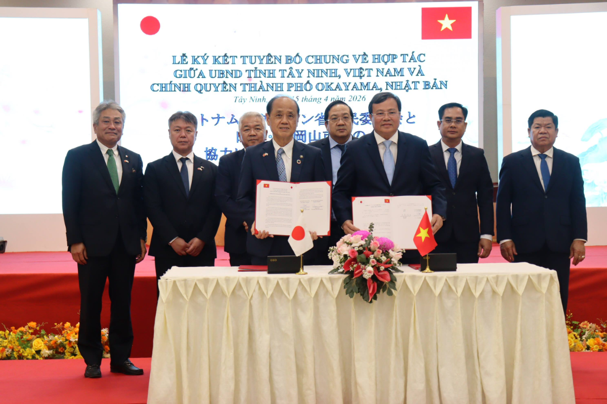 Chủ tịch UBND tỉnh Tây Ninh Lê Văn Hẳn và Thị trưởng Thành phố Okayama(Nhật Bản) ký kết thỏa thuận hợp tác, đánh dấu bước phát triển mới trong quan hệ giữa hai địa phương. (Ảnh: UBND tỉnh Tây Ninh)