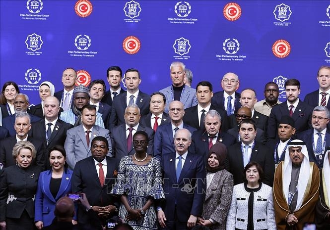 Chủ tịch Quốc hội Trần Thanh Mẫn với trưởng đoàn các nước chụp ảnh chung. Ảnh: TTXVN.