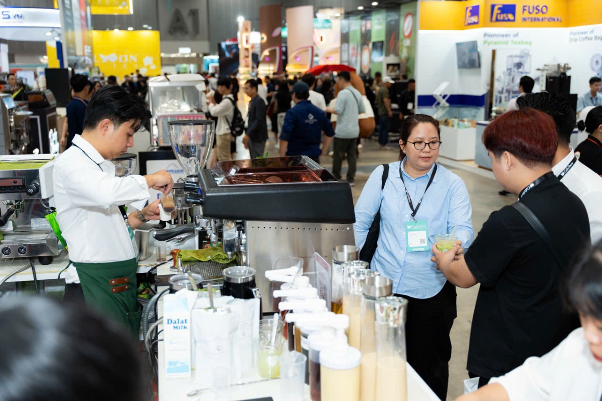 Người tiêu dùng thưởng thức nước uống được chính tay các&nbsp;barista pha chế tại triển lãm.