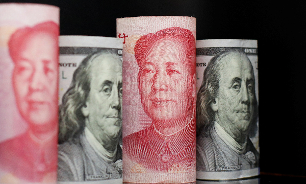 Giới phân tích tranh luận về vai trò của USD và nhân dân tệ trong giao dịch dầu lửa