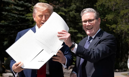 Tổng thống Mỹ Donald Trump ký thỏa thuận thương mại với Thủ tướng Anh Keir Starmer năm 2025 - Ảnh: PA
