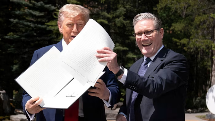 Tổng thống Mỹ Donald Trump ký thỏa thuận thương mại với Thủ tướng Anh Keir Starmer năm 2025 - Ảnh: PA