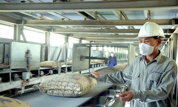 Xi măng là 1 trong 3 ngành vừa được giao thí điểm hạn ngạch carbon. Ảnh minh họa.